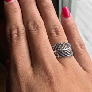 Unworn Beautiful Feather Pandora Ring